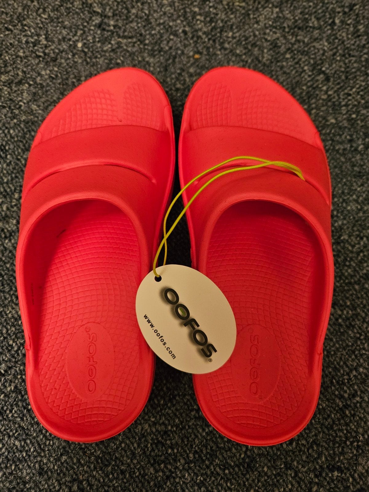 OOFOS OOFOS OOAHH Unisex Slippers - Neon Berry - Maat 37, Kleding | Dames, Slippers, Nieuw, OOFOS, Ophalen of Verzenden