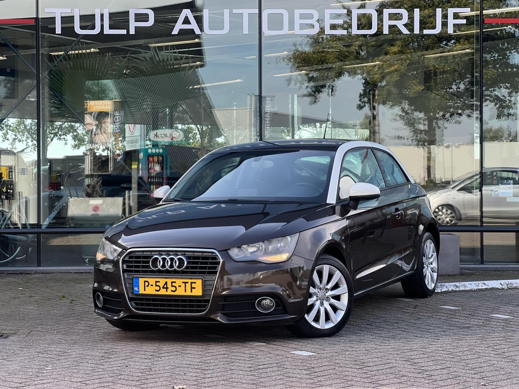 Audi A1 1.2 TFSI Attraction Airco Cruise Sport en Stoelverwa, Voorwielaandrijving, Euro 5, 86 pk, Zwart