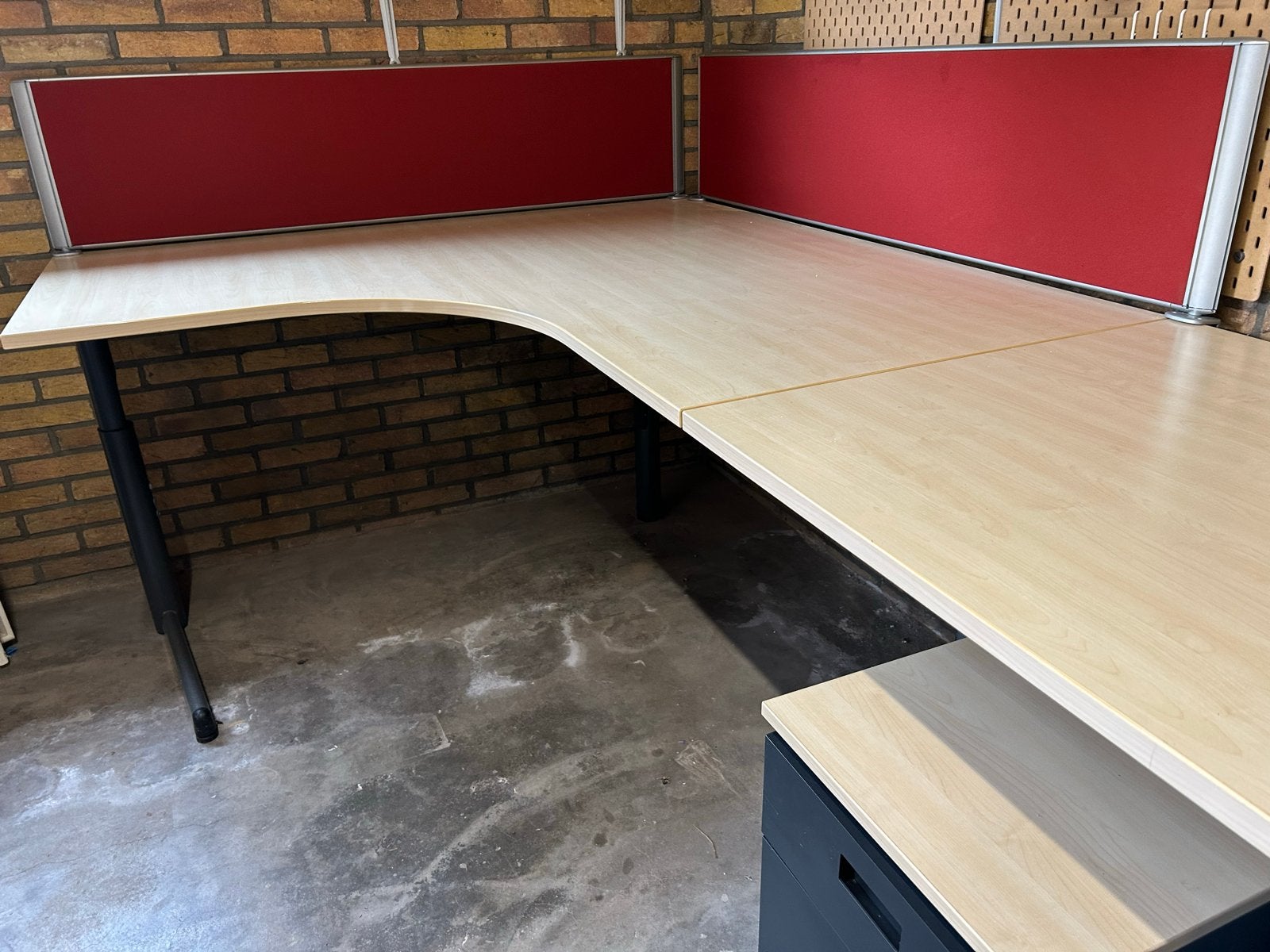 Hoekbureau met scheidingswand en ladeblok, Huis en Inrichting, Bureaus, Ophalen, Gebruikt, Hout, Hoekbureau