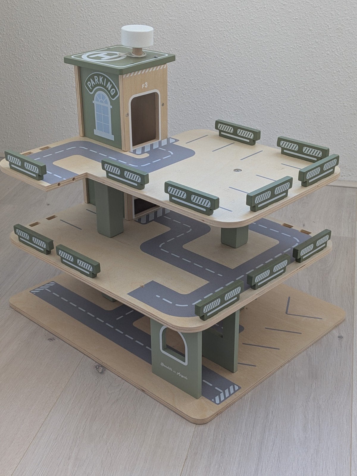 Houten speelgarage, Ophalen