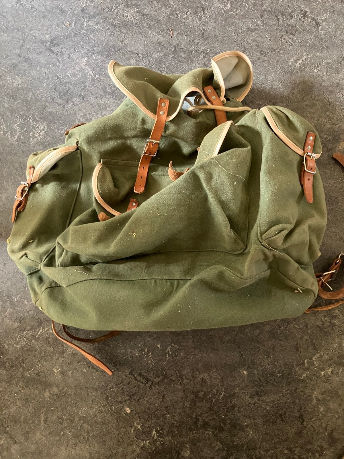 Vintage jaren 70 canvas rugzak met leren riemen, Sieraden, Tassen en Uiterlijk, Tassen | Rugtassen, 25 tot 40 cm, Zo goed als nieuw