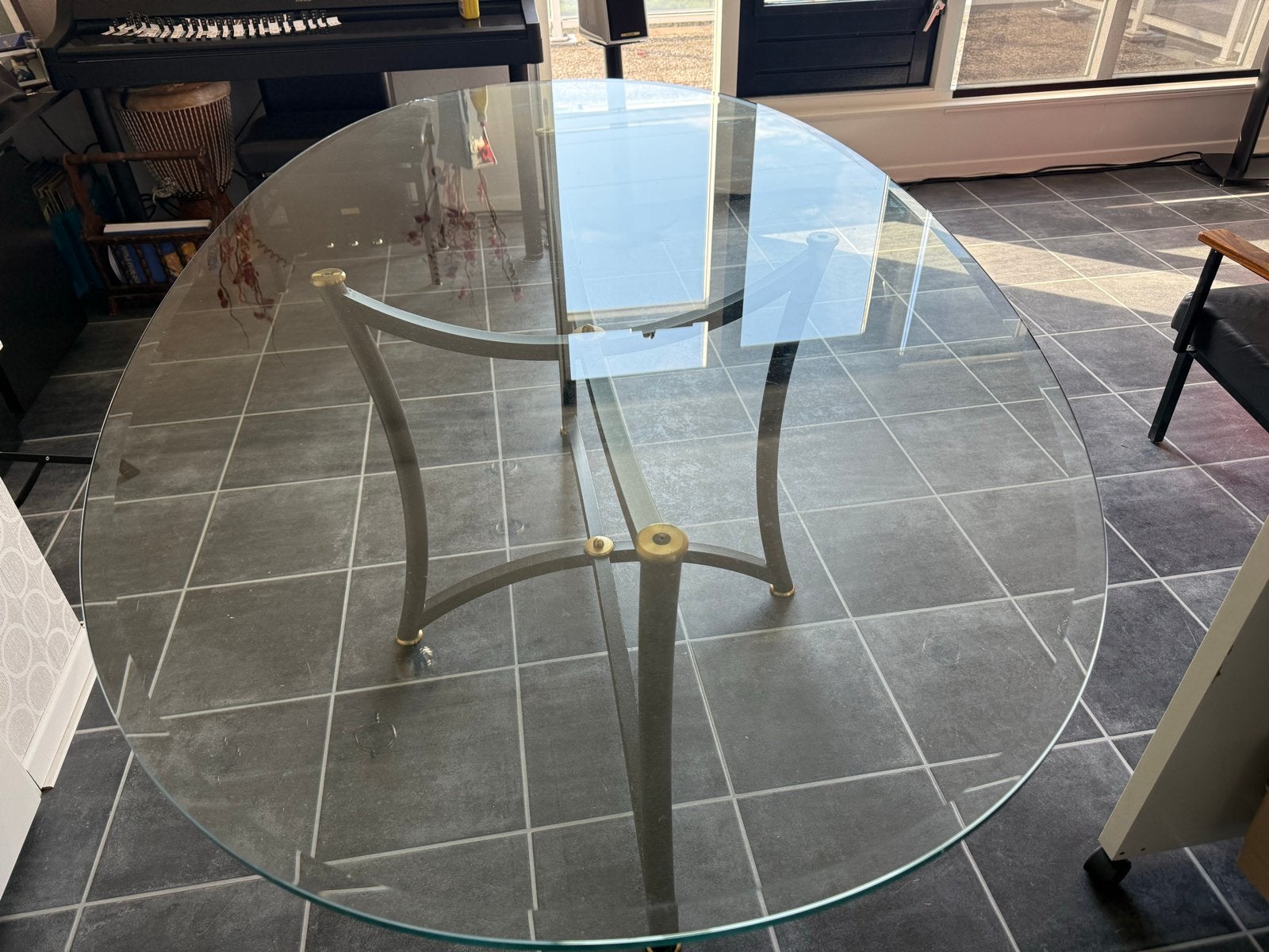 Ovale glazen eettafel met metalen onderstel, Huis en Inrichting, Gebruikt, 200 cm of meer, Ophalen of Verzenden, Glas