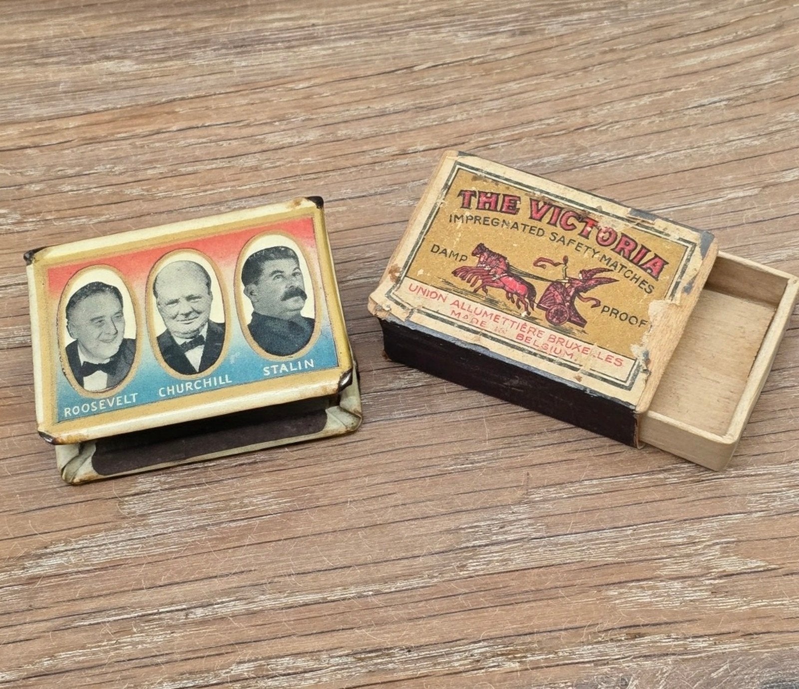 Vintage Luciferdooshouder WOII - De Grote Drie, Ophalen of Verzenden, Gebruikt, Luciferdoosjes of -merken