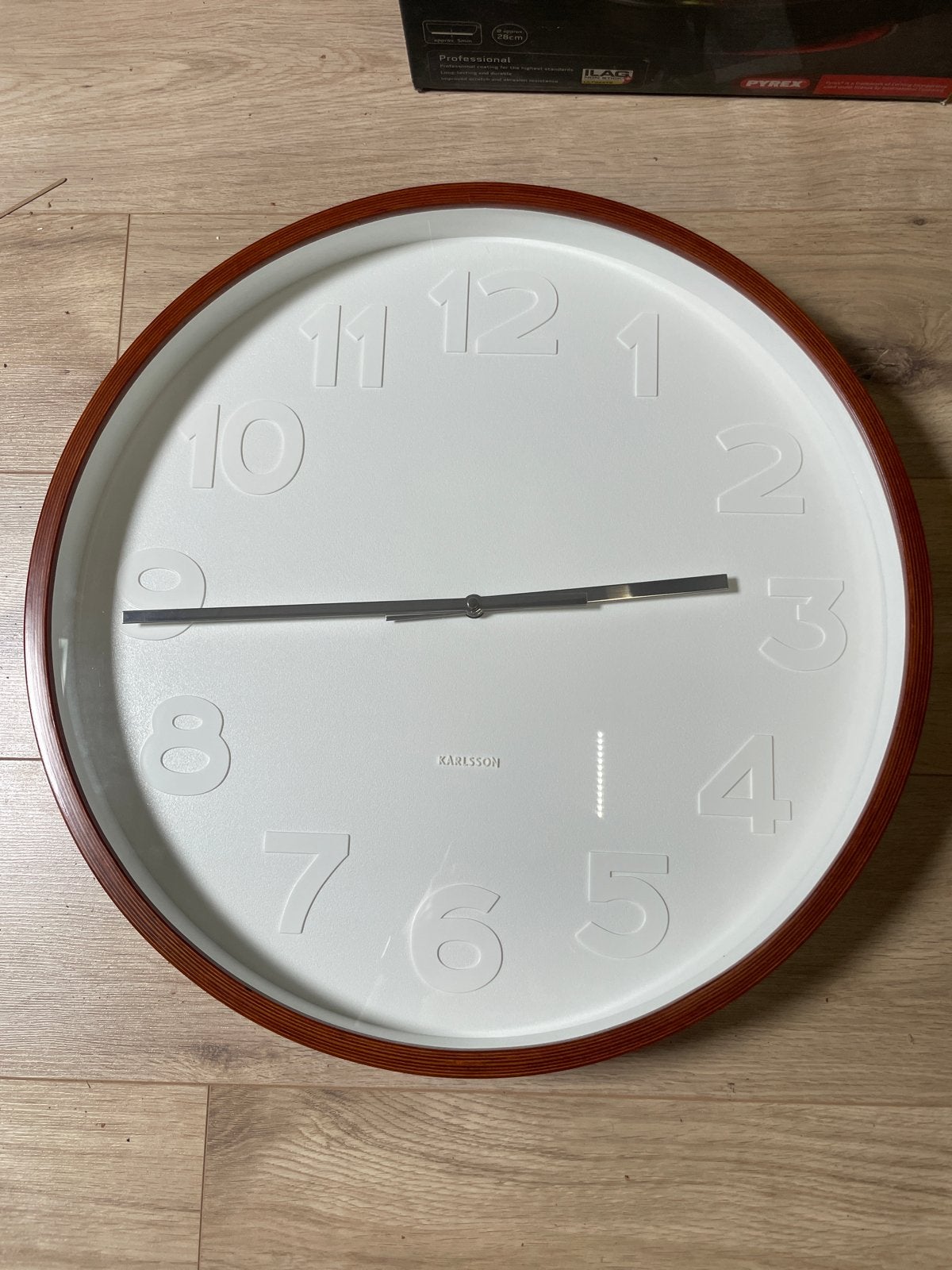 Grote Karlsson wandklok - wit met houten rand, Huis en Inrichting, Ophalen, Wandklok, Wit, Analoog