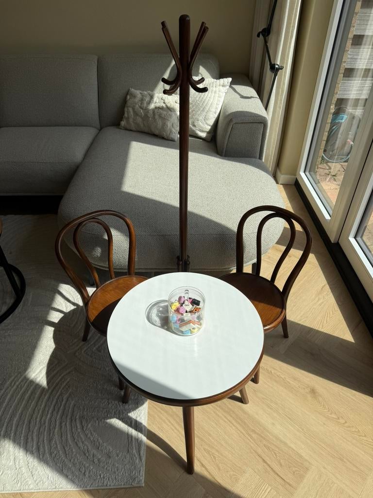 Vintage Thonet stijl set – 2 stoelen + tafeltje + kapstok, Ophalen, Gebruikt, Tafel(s) en Stoel(en)