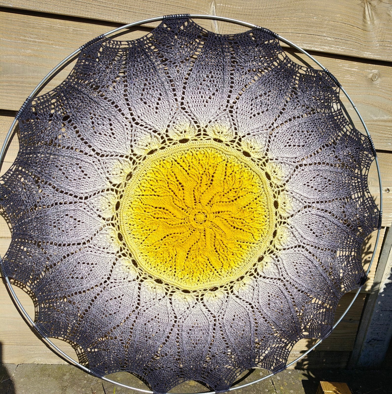Prachtig gehaakte Mandala in geel en grijs, Hobby en Vrije tijd, Ophalen, Nieuw, Haken, Overige typen