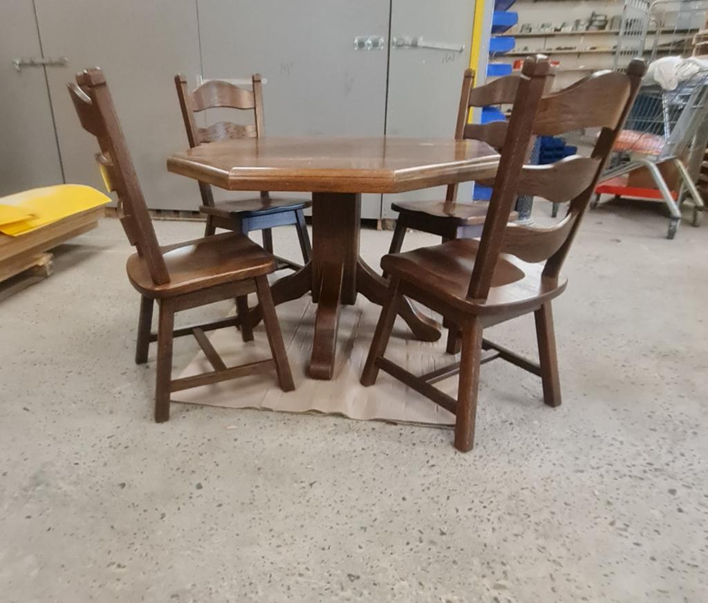 Eiken tafel plus stoelen., Huis en Inrichting, Tafels | Eettafels, Ophalen, Eikenhout, Zo goed als nieuw, Overige vormen