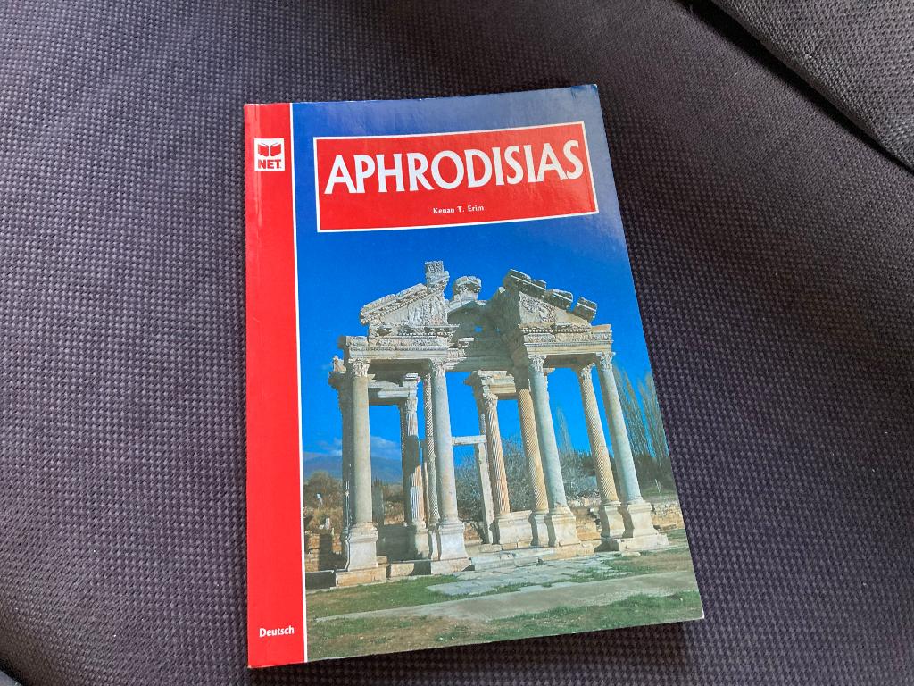 🏛️ Aphrodisias - Kenan T. Erim, Europa, Ophalen of Verzenden, Reisgids of -boek, Gelezen