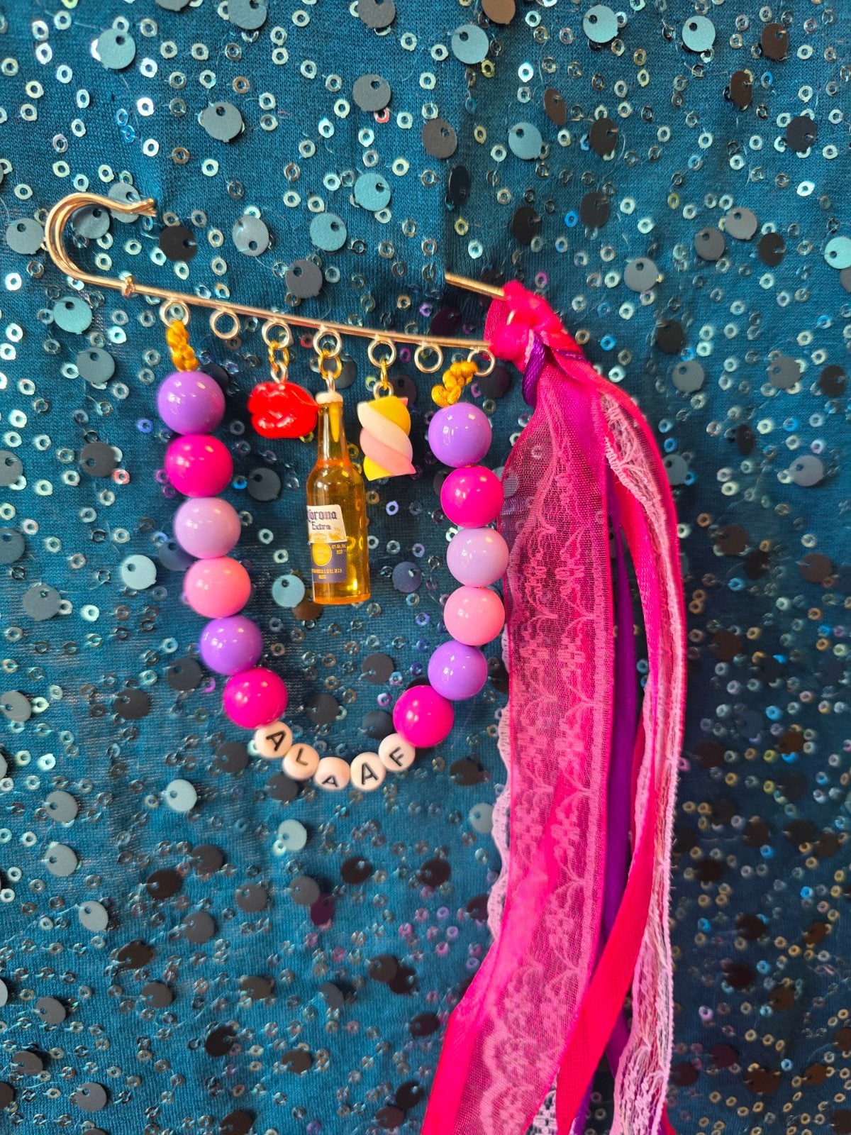 Unieke Handgemaakte Carnavalsbroche - Diverse Kleuren, Ophalen of Verzenden, Nieuw, Carnaval, Accessoires