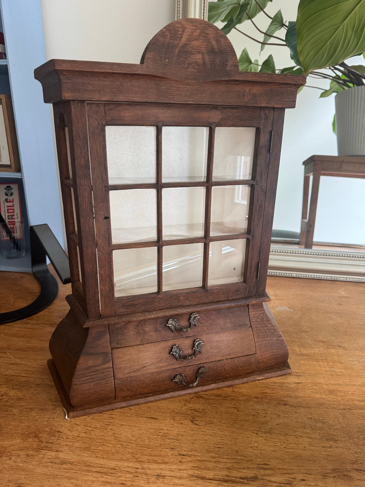 Antiek/vintage houten vitrinekastje met lades en glas, Ophalen