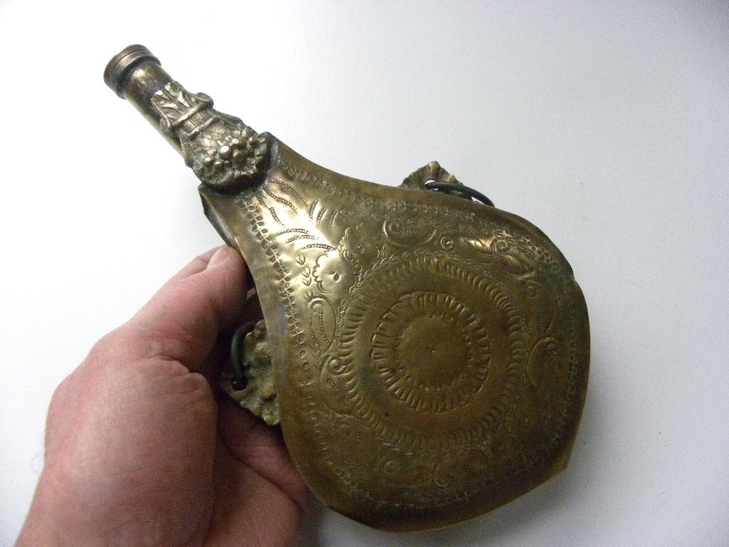 Antieke gedecoreerde kruitfles Ottomaans Islamisch, Ophalen of Verzenden, Koper