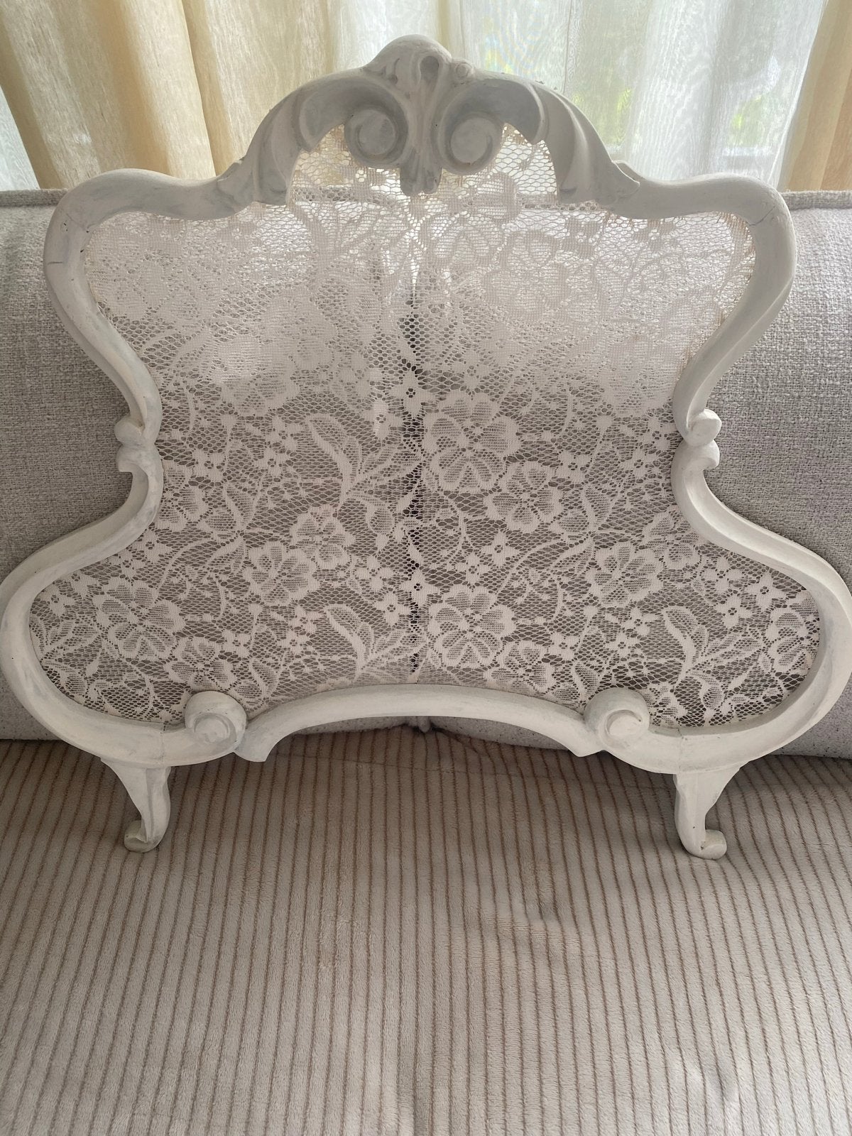 Decoratief wit kanten kamerscherm, Ophalen
