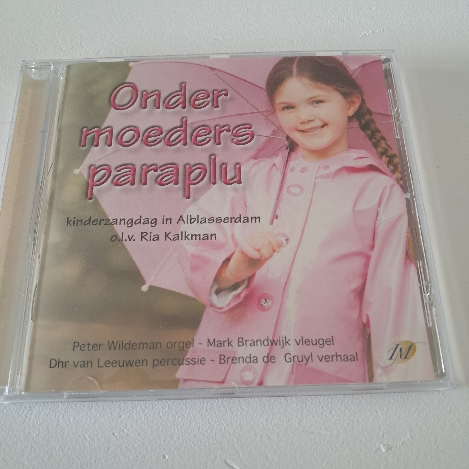 Kinderzangdag in Alblasserdam onder moeders paraplu, Ophalen of Verzenden, Zo goed als nieuw