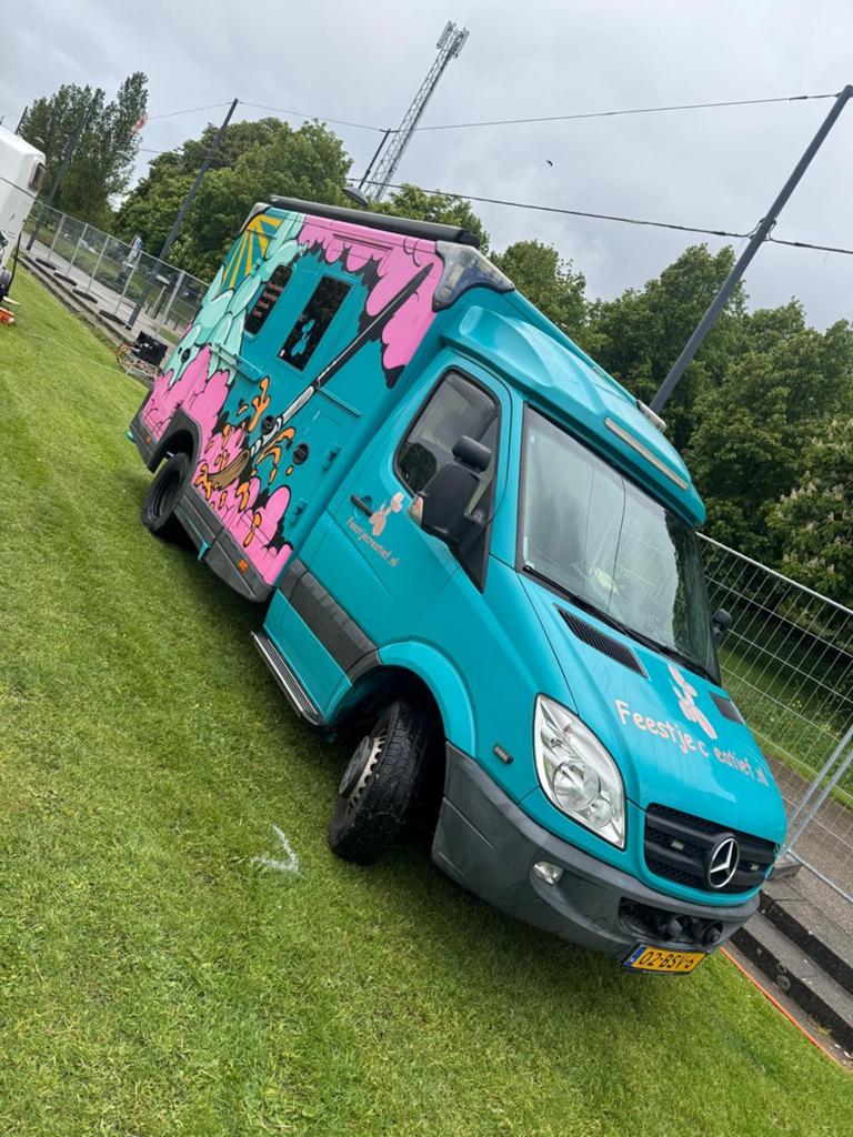 Unieke Feestwagen / Camper - Ex-ambulance met Zonnepaneel, Automaat, Buscamper of Camperbus, Mercedes-Benz AG, Info@mercedes-benz.com