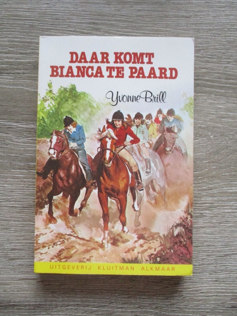 Daar komt Bianca te paard - Yvonne Brill, Ophalen of Verzenden, Gelezen, Fictie algemeen