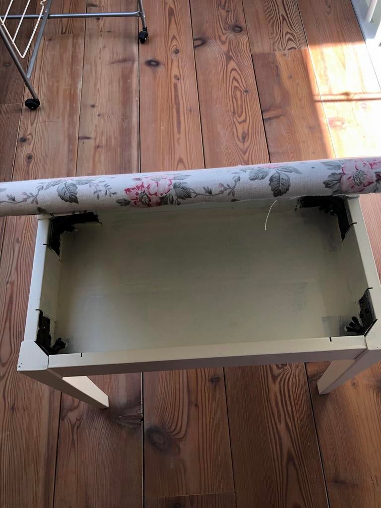 Bijzettafel met klep, bekleed met bloemenstof Greengate, Huis en Inrichting, Ophalen, Minder dan 55 cm, Zo goed als nieuw, Rechthoekig