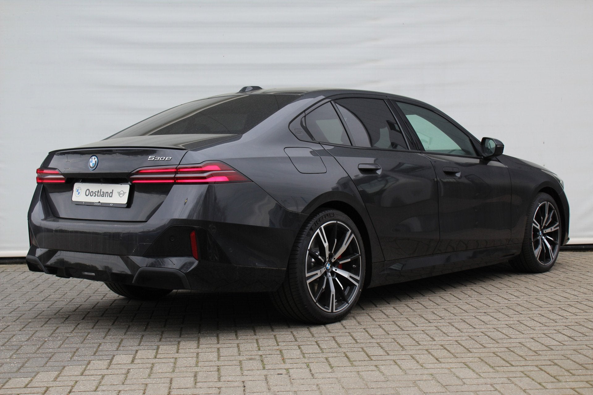 BMW 5 Serie 530e M Sport Automaat / Trekhaak / Panoramdak /, Auto's, BMW, Automaat, Achterwielaandrijving, Zwart, Stoelverwarming