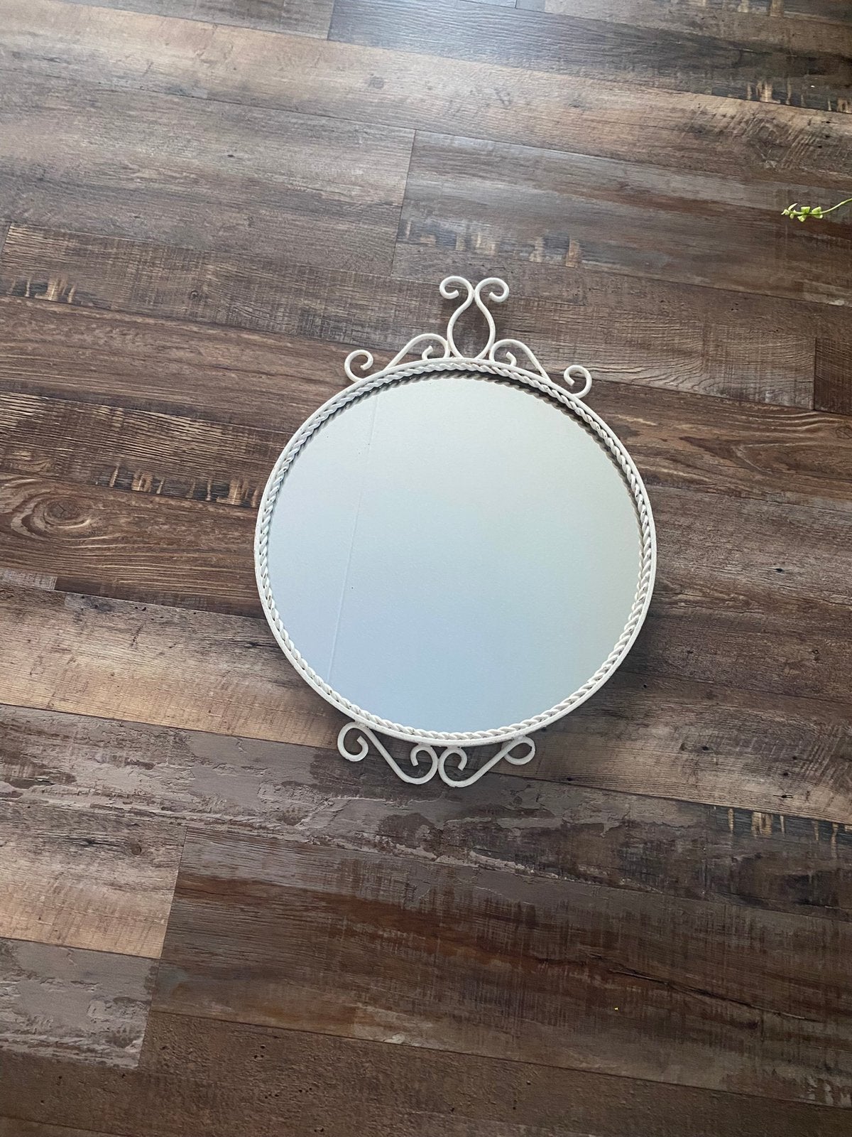 oude spiegel met een sierlijke, witte metalen rand, Ophalen of Verzenden, Rond, Minder dan 50 cm, Minder dan 100 cm