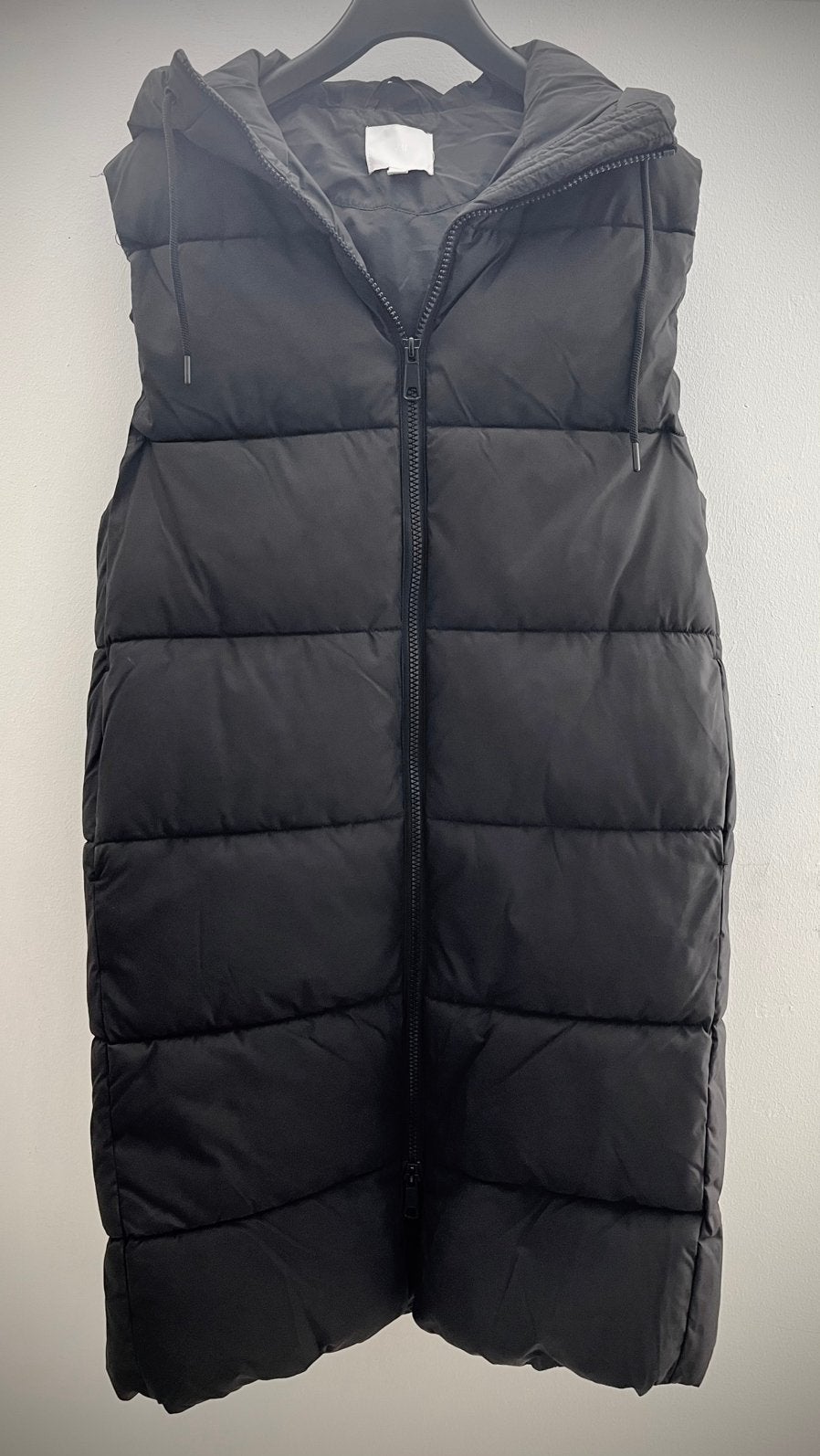 Zwarte lange gewatteerde bodywarmer met capuchon, Kleding | Dames, Ophalen of Verzenden, Zo goed als nieuw, Maat 42/44 (L), Zwart