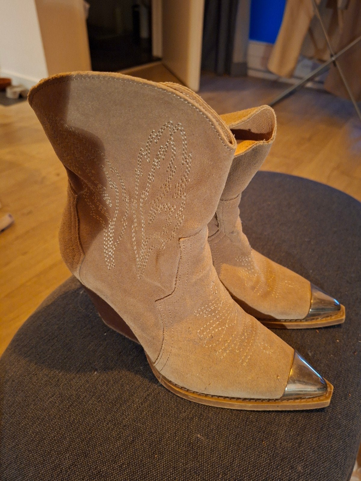 Suede cowboylaarzen met metallic neus, Ophalen of Verzenden, Gedragen, Beige, Hoge laarzen