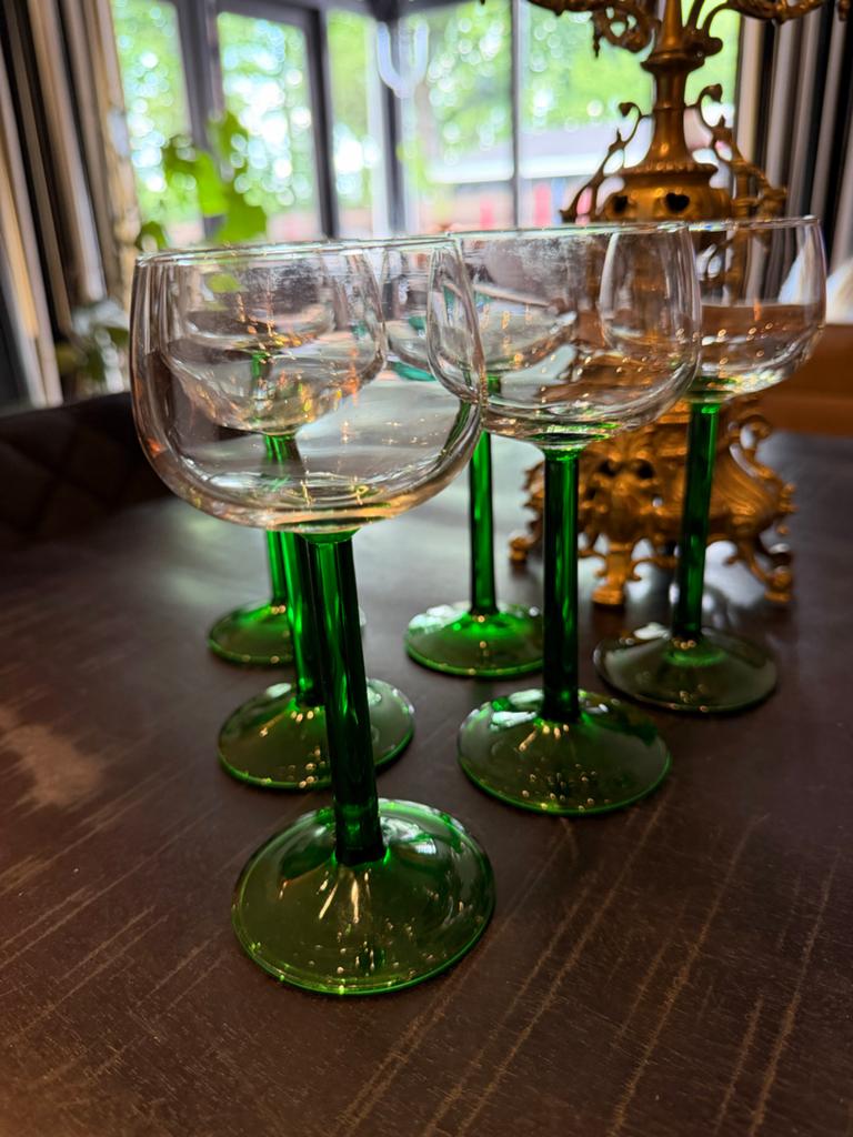 Set van 6 vintage Franse wijnglazen met groene voet, Antiek en Kunst, Antiek | Glas en Kristal, Ophalen of Verzenden