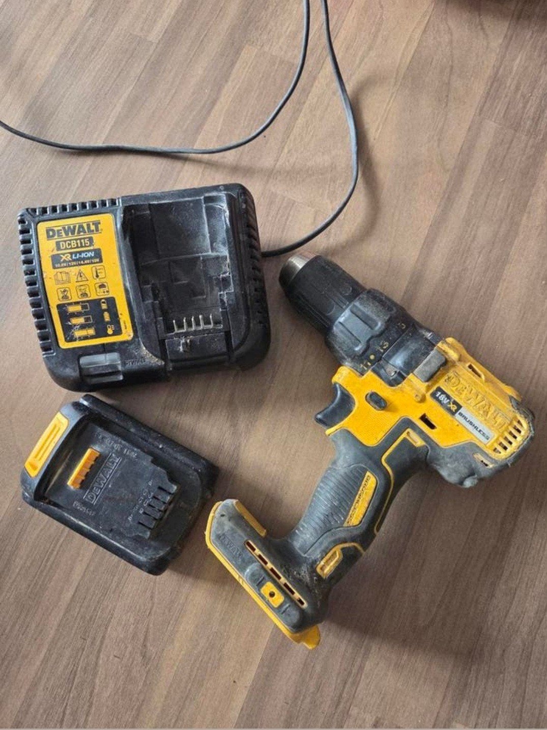 Dewalt DCD777 Boor-/Schroefmachine met oplader en accu, Doe-het-zelf en Verbouw, Gereedschap | Boormachines, Variabele snelheid