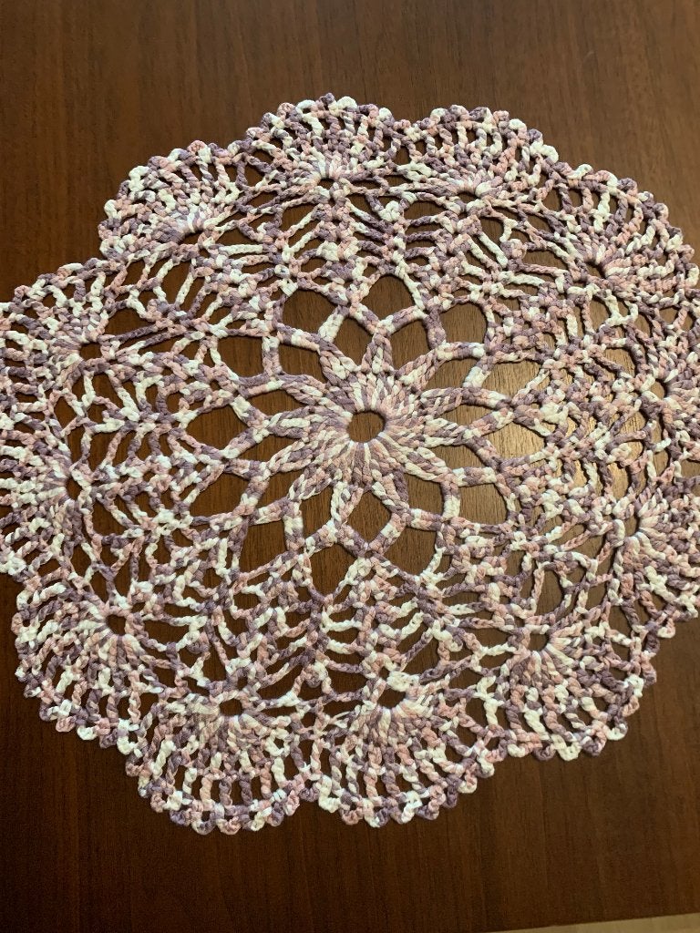 Rond hand gehaakt kleedje 43 cm doorsnee. Geheel nieuw!, Hobby en Vrije tijd, Ophalen of Verzenden, Nieuw, Haken, Overige typen