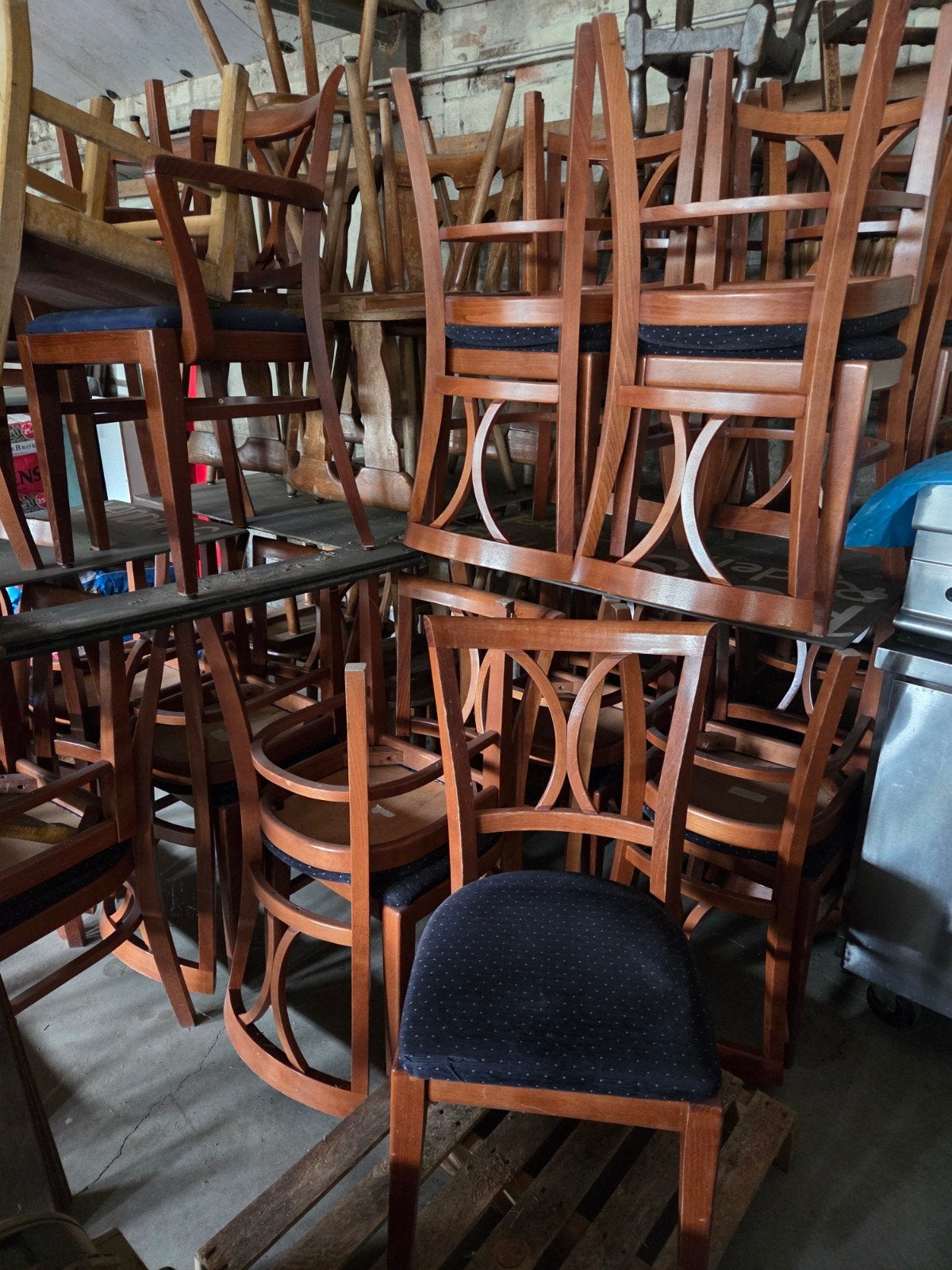 32 stoelen, alles in 1 koop, Huis en Inrichting, Stoelen, Ophalen, Gebruikt, Bruin, Stof