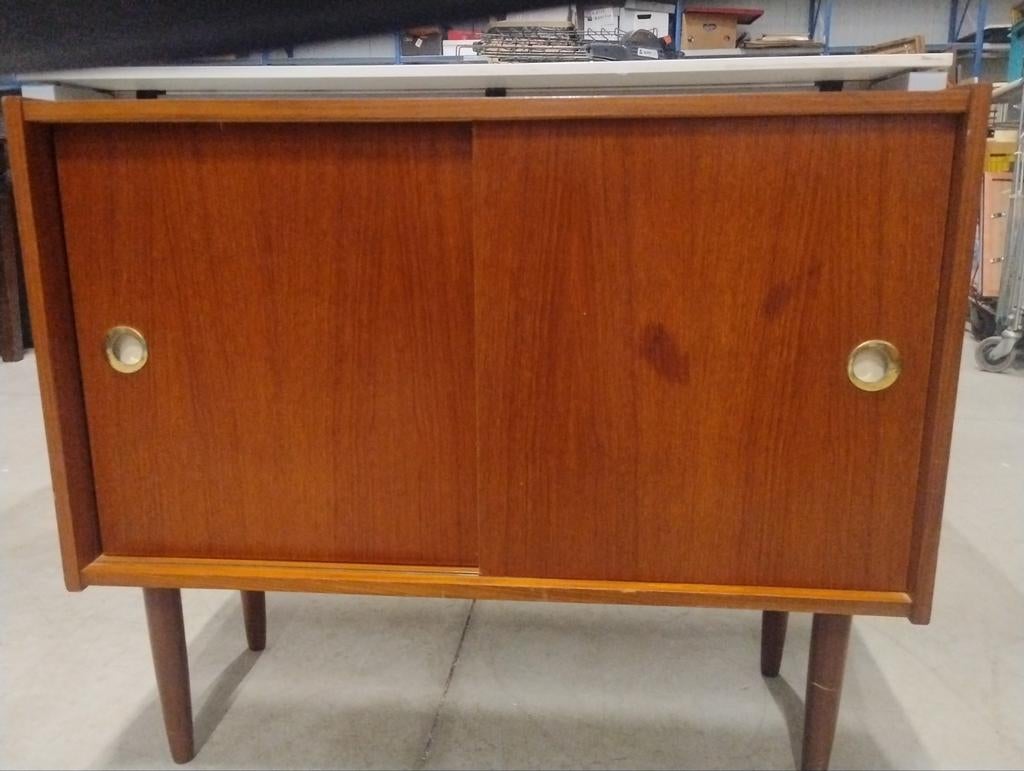 Vintage Teakhouten kastje met schuifdeuren, Antiek en Kunst, Ophalen