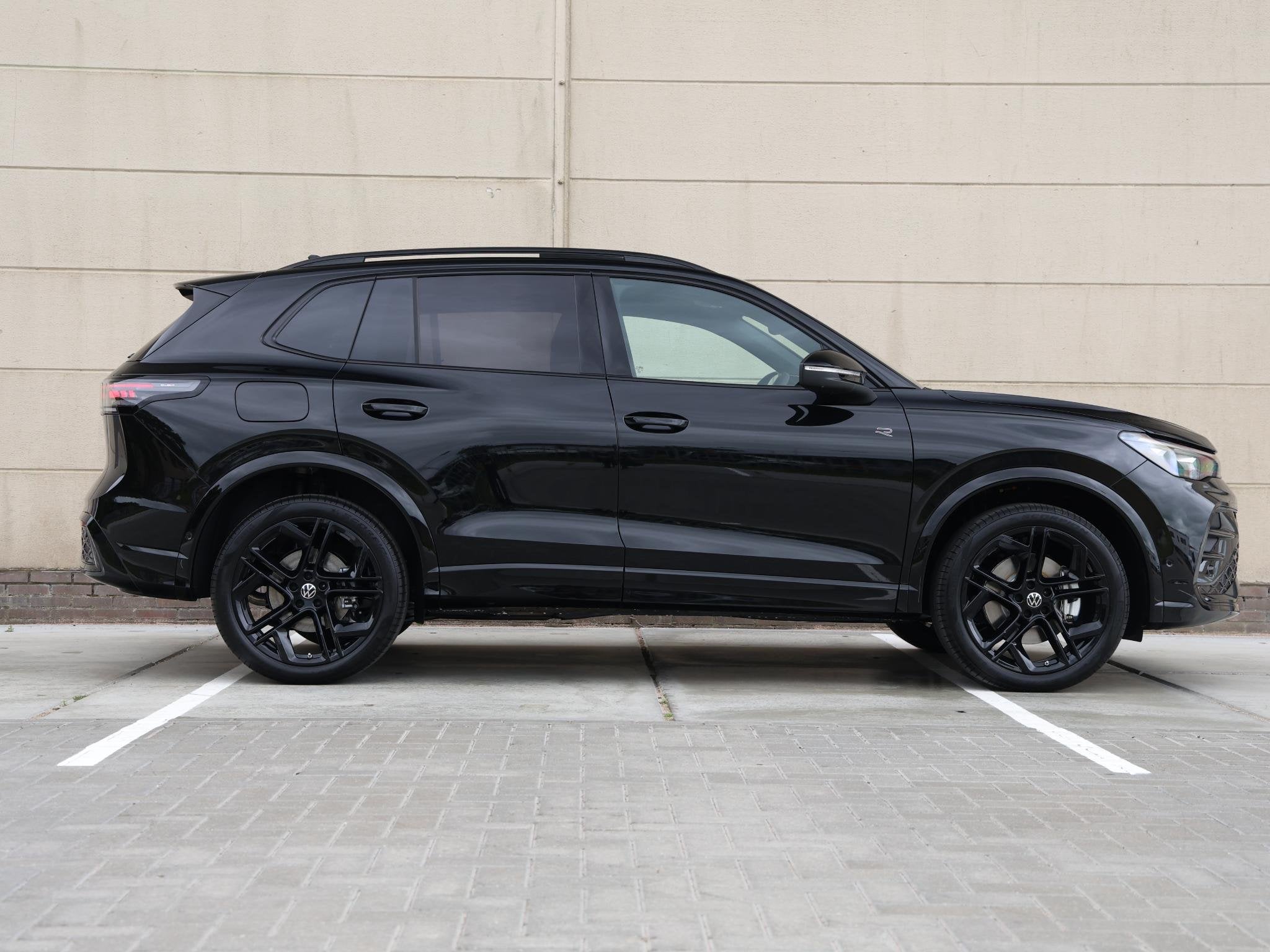 Volkswagen Tiguan R-Line Edition 1.5 eHybrid 272 PK | Head-U, Stof, 4 cilinders, 2000 kg, 150 min