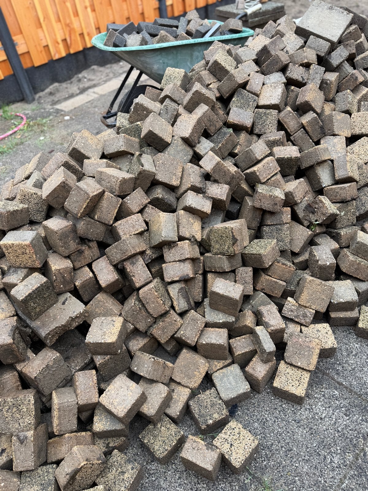 Gratis af te halen: Gebruikte tegels voor terras of tuinpad, Ophalen, Gebruikt, 10 m² of meer, Beton
