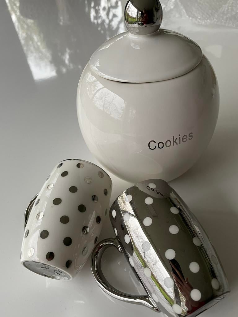 2 Mokken en Koekjes pot met zilver., Ophalen of Verzenden, Zo goed als nieuw, Overige stijlen, Kop(pen) en/of Schotel(s)