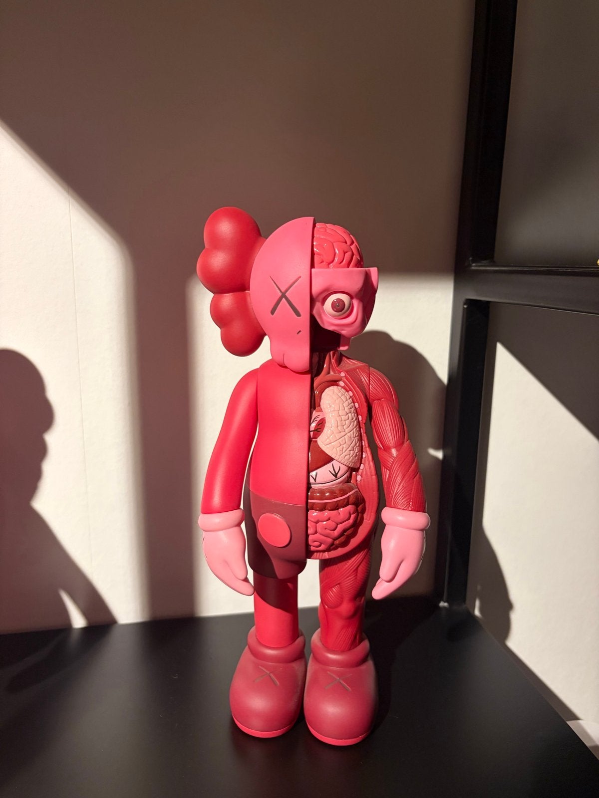 KAWS Companion flayed open - Rood, Antiek en Kunst, Ophalen of Verzenden, Pop/figuur, Rood, Kunststof