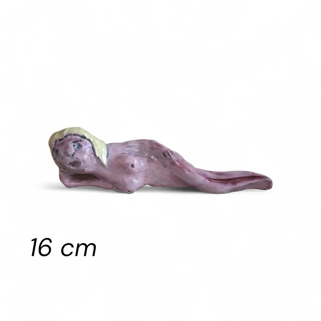Beeldje naakte vrouw in liggende pose, 16 cm, Minder dan 20 cm, Ophalen of Verzenden, Handgemaakt, Steen of Keramiek