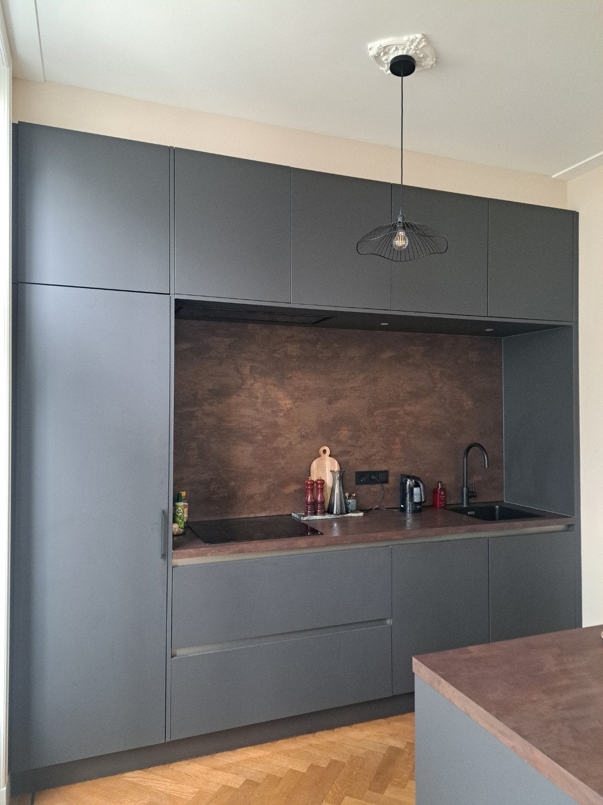 Moderne greeploze keuken met kookeiland, Ophalen, Overige materialen, Zo goed als nieuw, Grijs