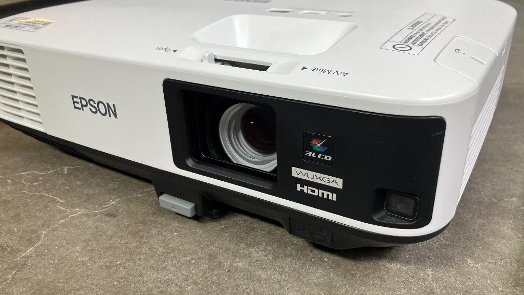 Epson EB-2245U beamer, Ophalen of Verzenden, Gebruikt, Full HD (1080), Epson