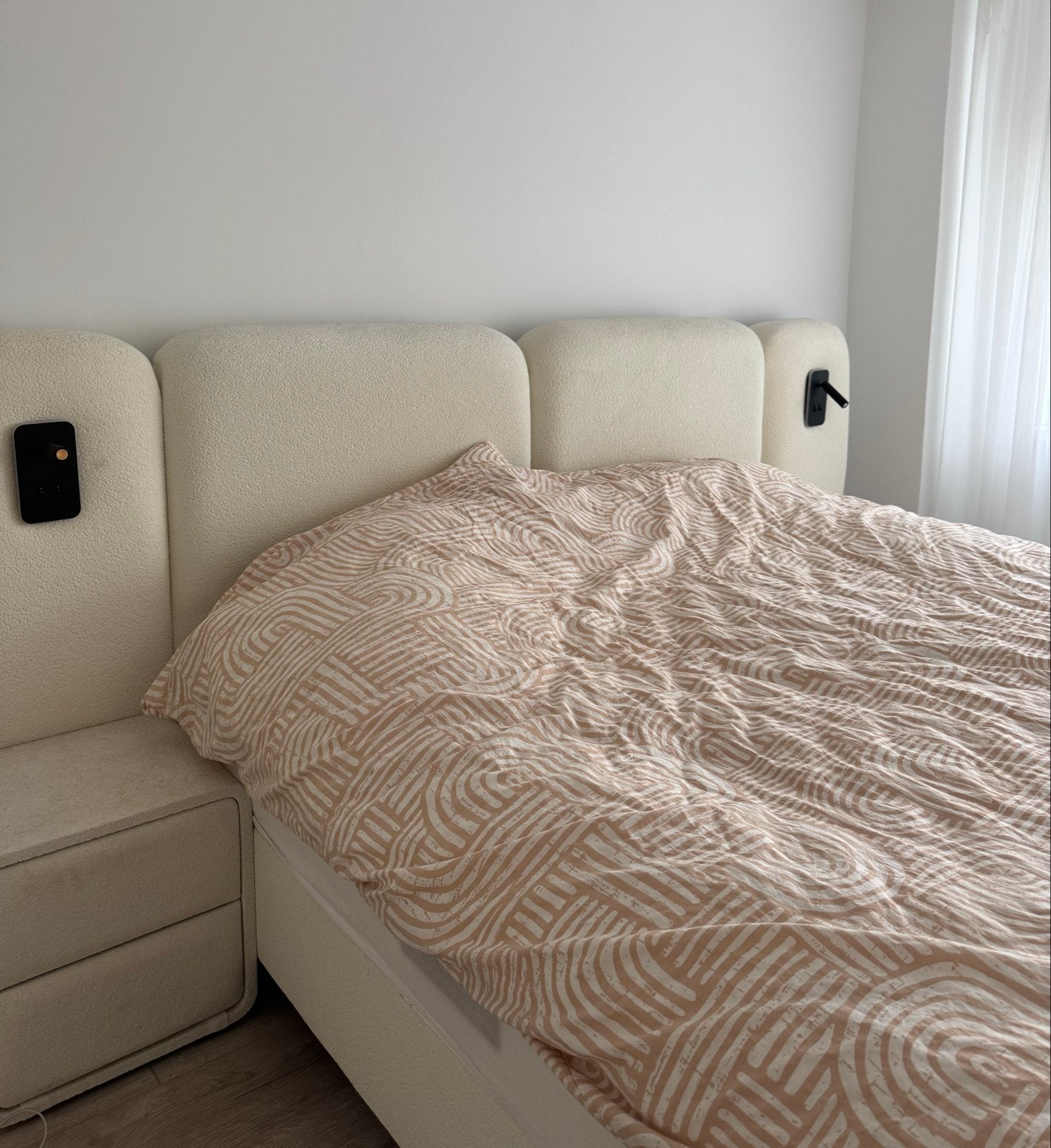 Crème Teddy Bed 275x205 met Nachtkastjes en Opbergruimte, Ophalen, Tweepersoons, Zo goed als nieuw, Overige maten