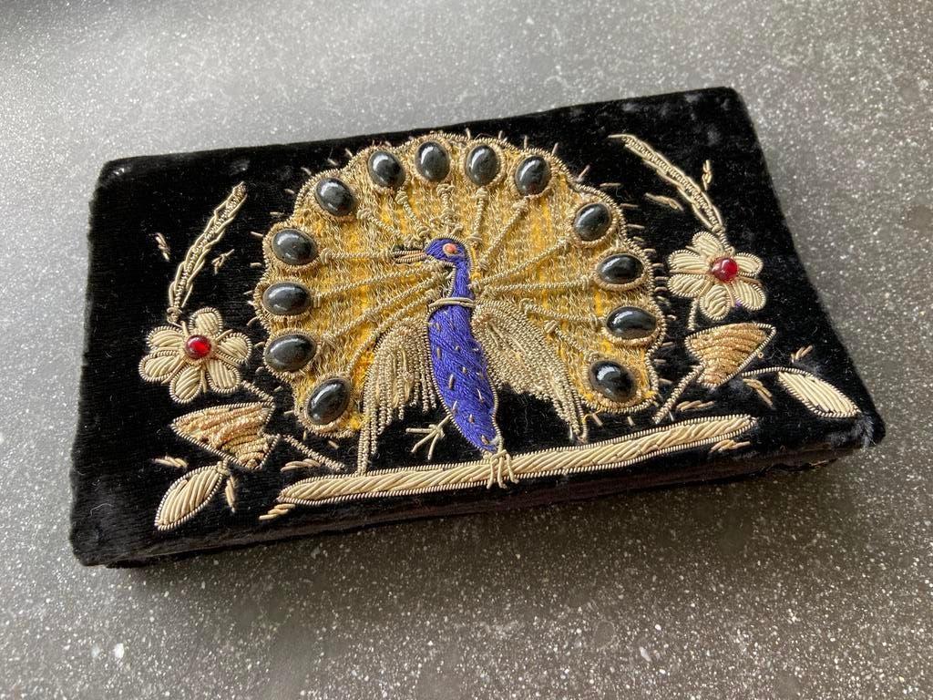 Antieke clutch tas zwart fluweel gouddraad pauw steentjes, Ophalen of Verzenden, Dames