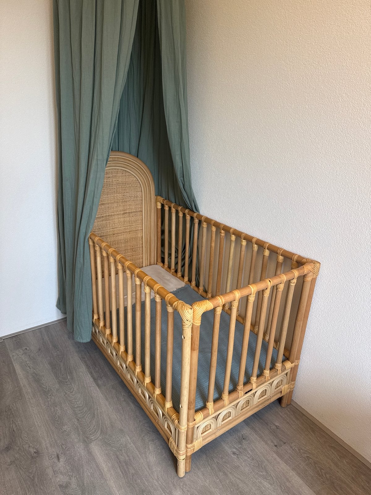 Rotan wiegje met hemeltje - Zo goed als nieuw, Ophalen, Zo goed als nieuw, Wieg