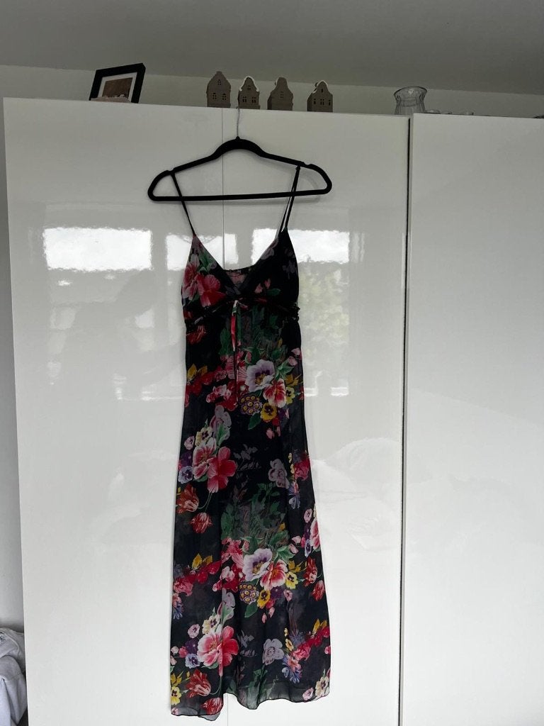 Zwarte lange jurk bloemen  maxi dress merk SoBe maat M, Kleding | Dames, Jurken, Maat 38/40 (M), Verzenden, Zwart, Zo goed als nieuw
