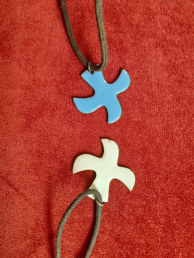 Twee Taizé duifsymbolen als hanger met touwtje: wit en blauw, Antiek en Kunst, Ophalen of Verzenden