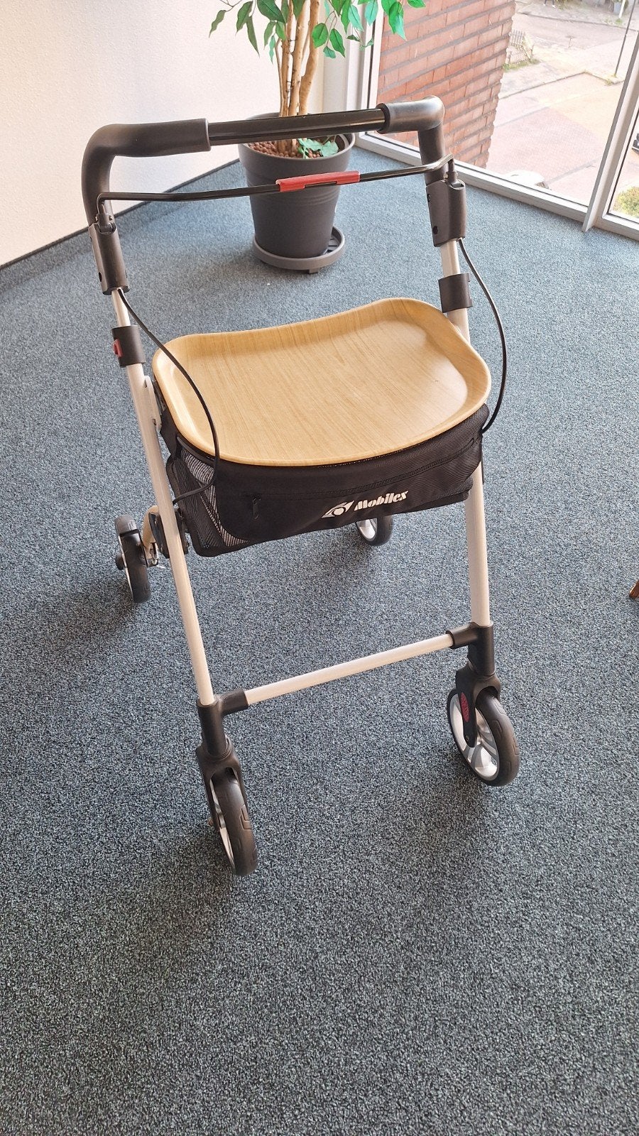 Mobilex Jaguar licht gewicht rollator voor in huis, Diversen, Rollators, Ophalen of Verzenden, Zo goed als nieuw