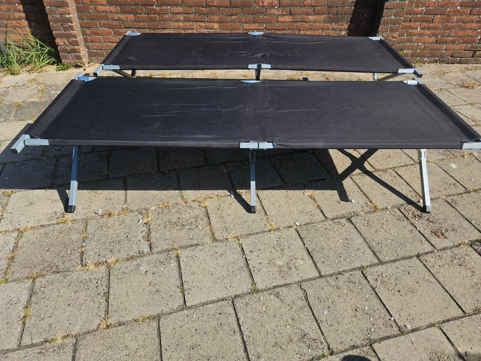 Twee stevige veldbedjes met draagtassen, Ophalen, Gebruikt