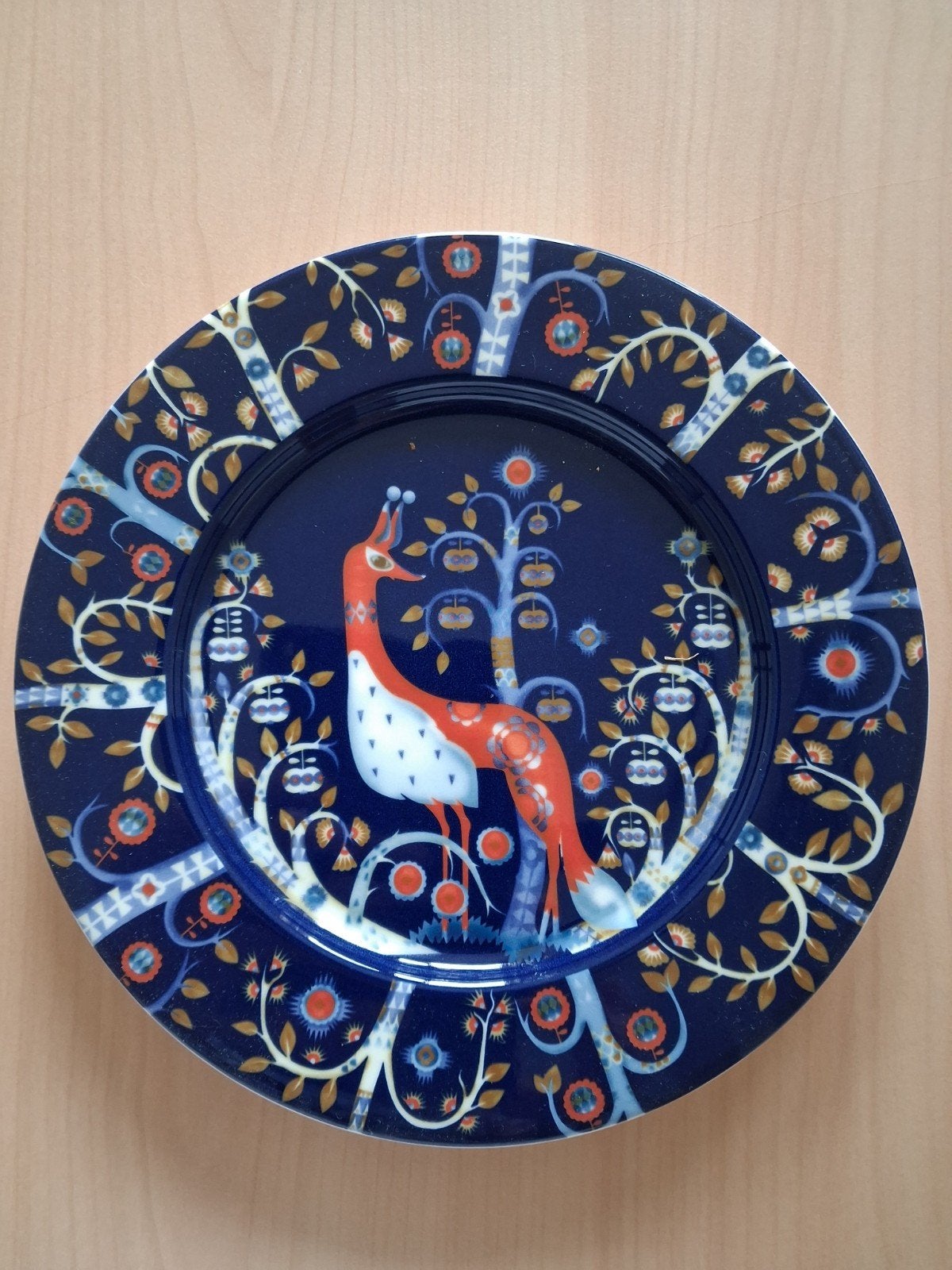 2 Ittala Taika borden blauw. Doorsnede 22 cm., Huis en Inrichting, Ophalen of Verzenden, Zo goed als nieuw, Bord(en), Overige stijlen