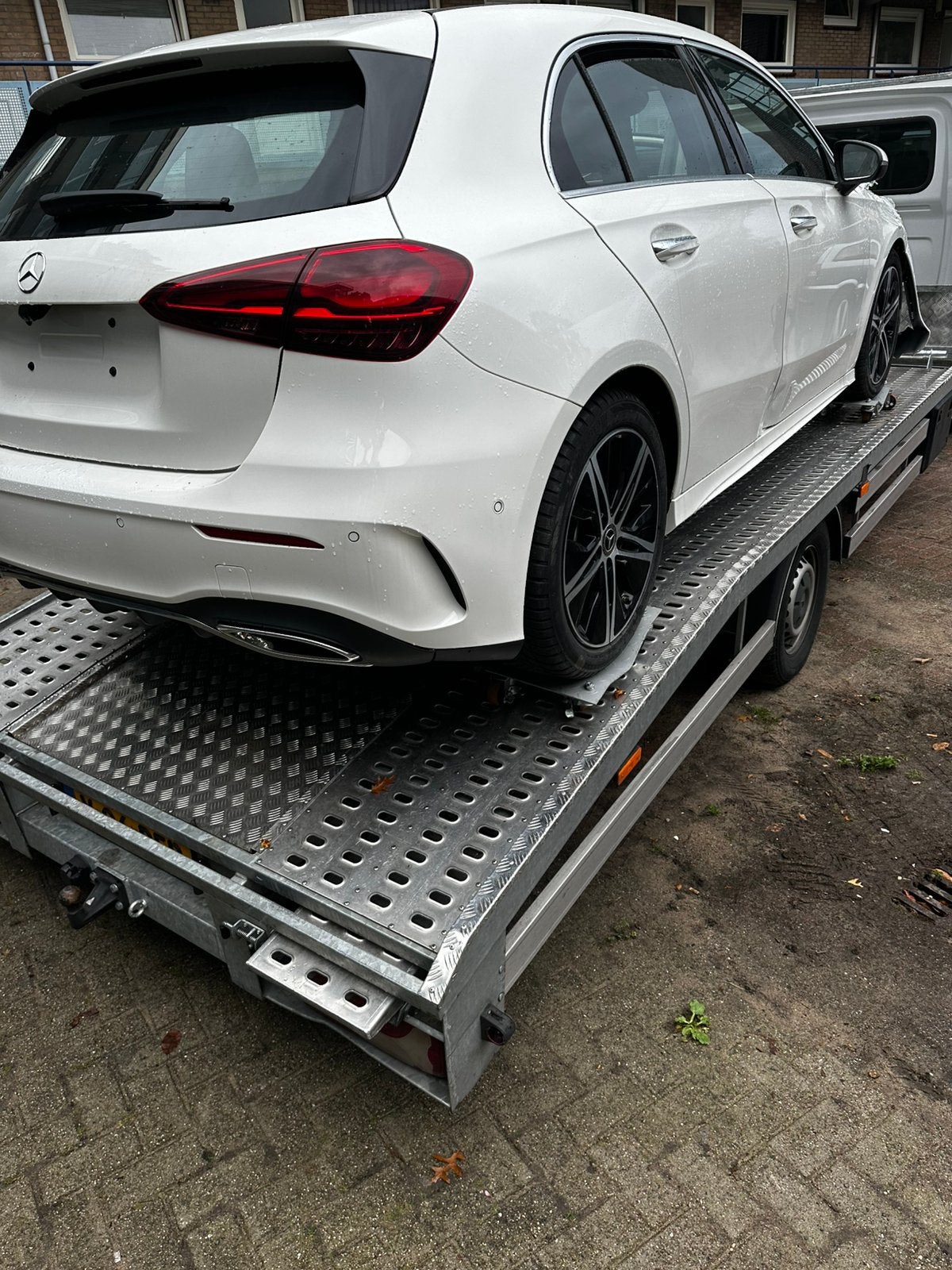 Schadeauto 2026 Mercedes-Benz A180 panoramadak, 4 cilinders, Bedrijf, Zilver of Grijs, Hatchback