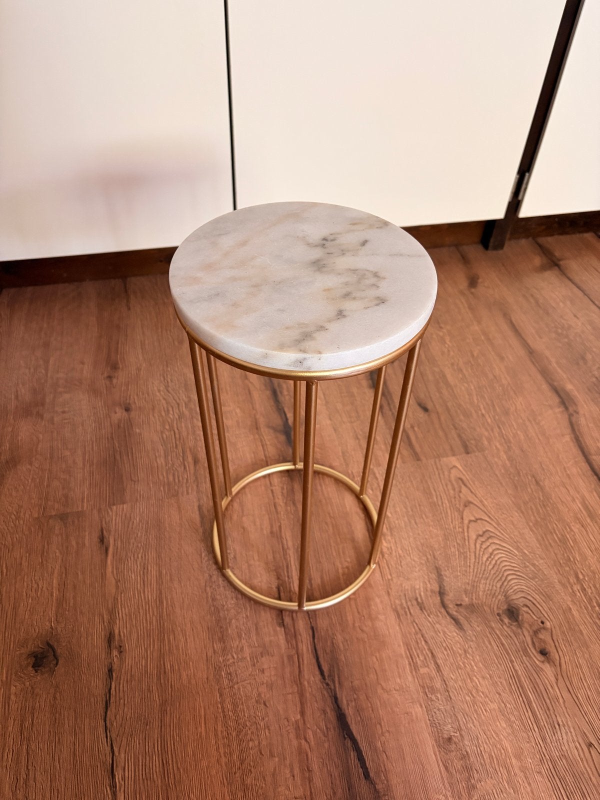 Marmeren bijzettafel / plantentafel met gouden onderstel, Huis en Inrichting, Minder dan 55 cm, Metaal of Aluminium, Rond, Zo goed als nieuw
