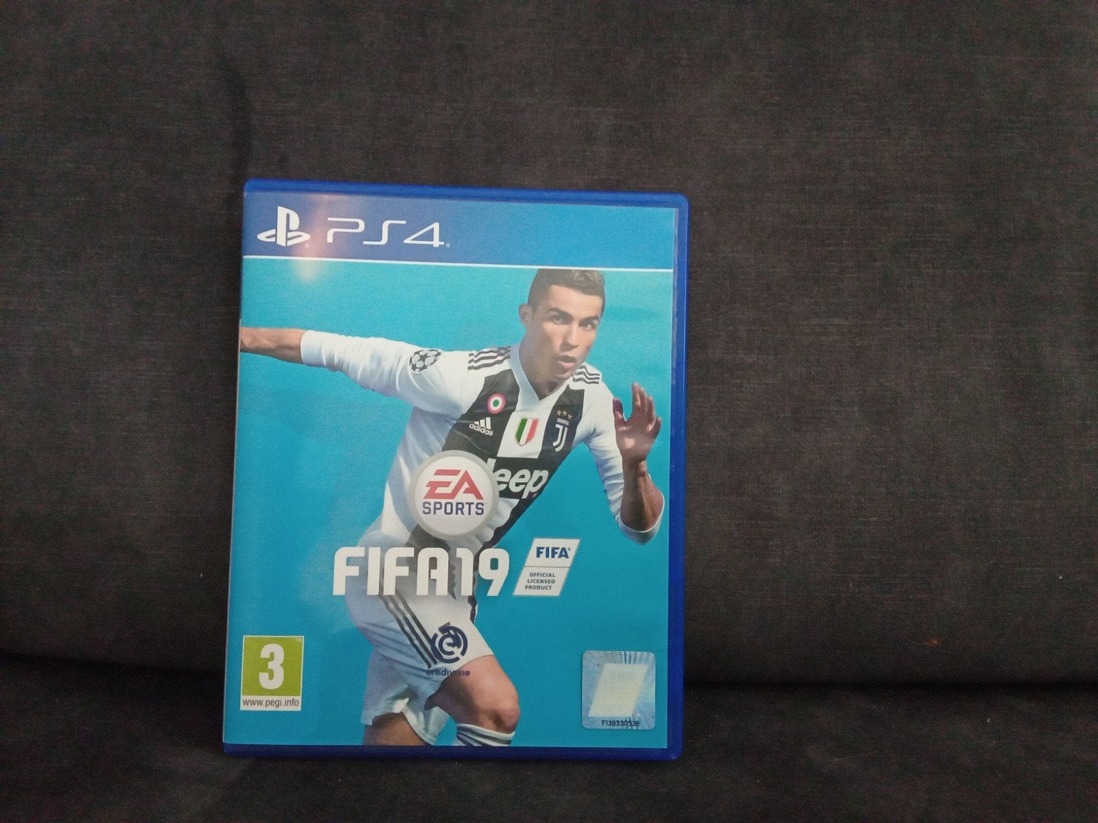 FIFA 19 PS4 - Voetbalgame met Ronaldo op de cover, Gebruikt, Ophalen of Verzenden, Eén computer, Sport