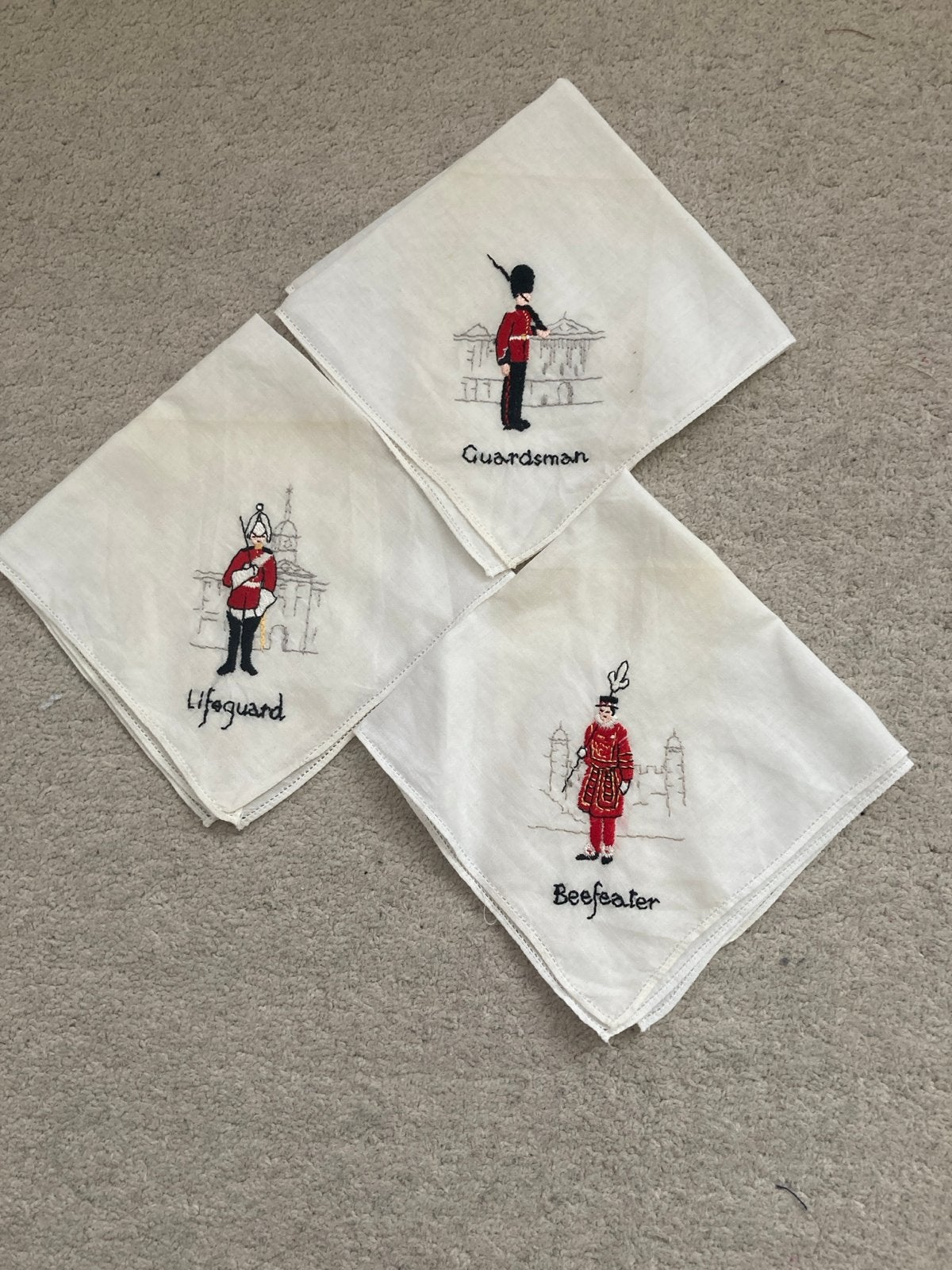 Vintage geborduurde zakdoeken - Britse bewakers, Ophalen of Verzenden