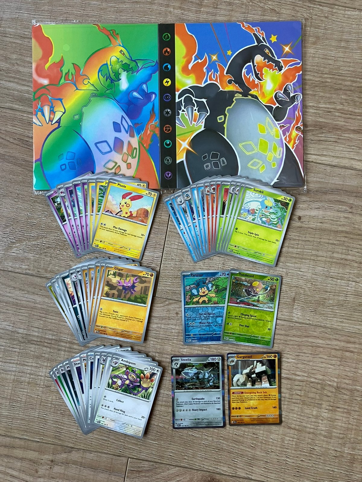 Charizard mapje met een setje Pokémon kaarten, Ophalen of Verzenden, Zo goed als nieuw, Meerdere kaarten, Foil