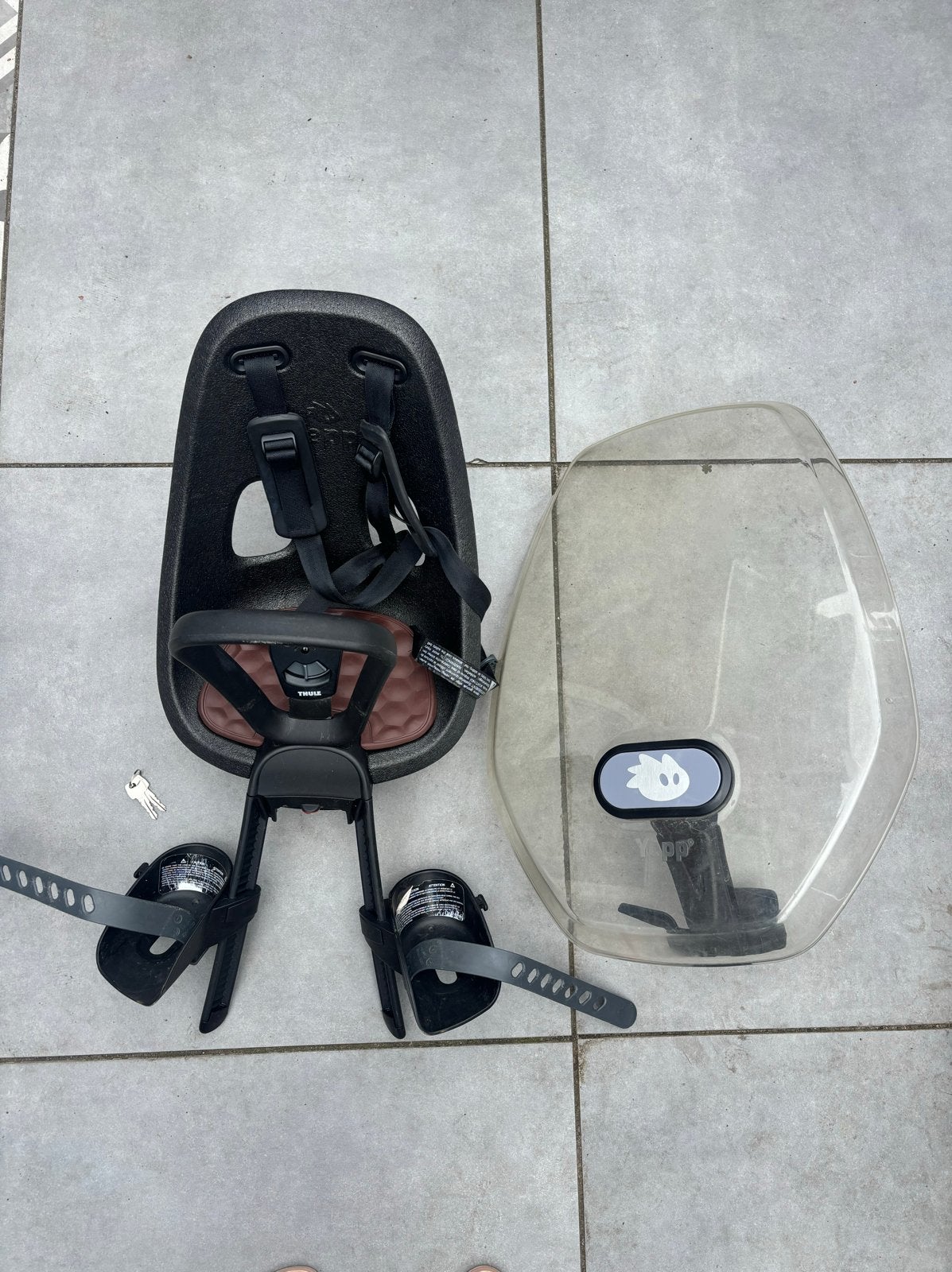 Thule Yepp Mini fietszitje met Deryan regenhoes, Ophalen of Verzenden, Gebruikt, Voetsteuntjes, Voorzitje